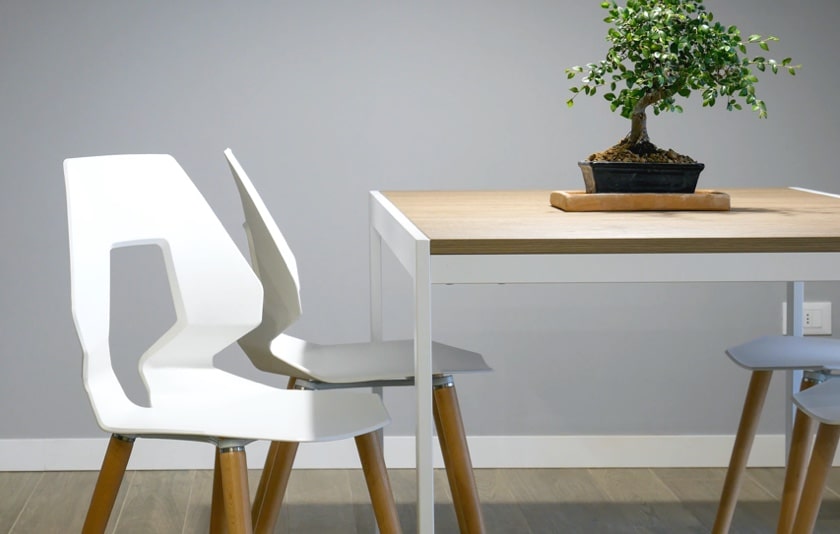 A room decorated with one table and four chairs around